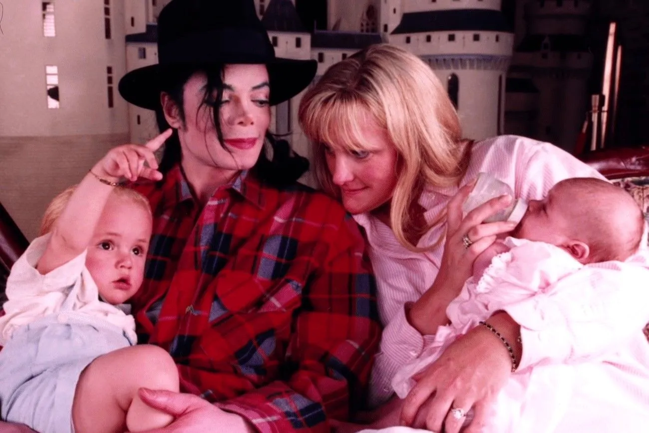 32.Michael Jackson and Debbie Rowe.jpg?format=webp