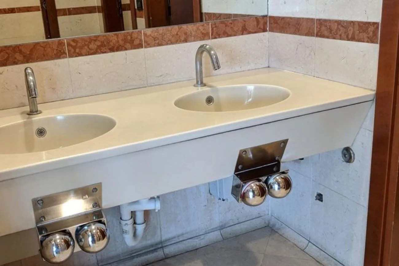 Bathroom Sinks With Knee-Activation.jpg?format=webp